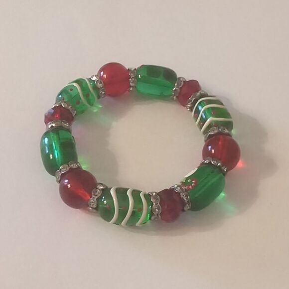 675 Red and Green‎ Christmas Snowman Glass Beaded Stretch Bracelet - Picture 4 of 4